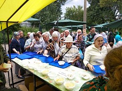 В Паломнической слободе Троице-Сергиевой Лавры состоялся праздничный благотворительный обед